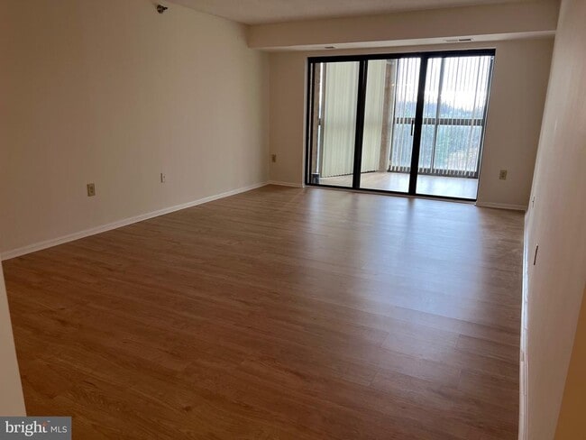 Building Photo - 15100 Interlachen Dr Unit 4-709