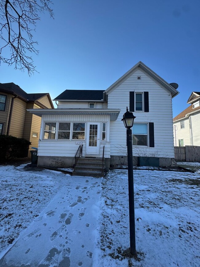 Building Photo - House available for rent