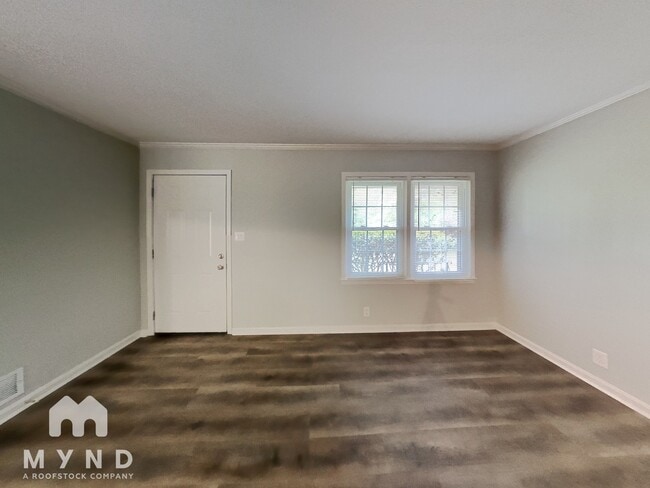 Photo - 392 Colchester Dr