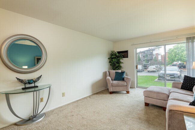 2 BR, 1 BA - 870SF