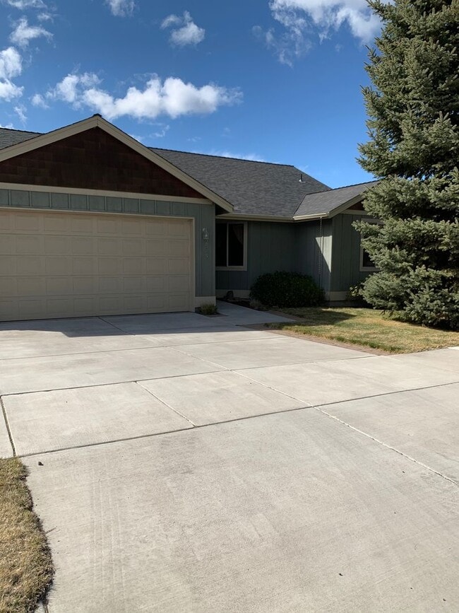 Photo - Fully Furnished Home is NE Bend Short Term Rental