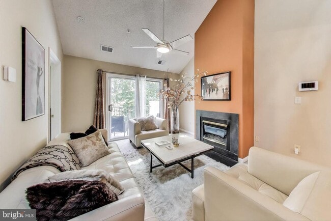 Photo - 10021 Vanderbilt Cir Unit 14