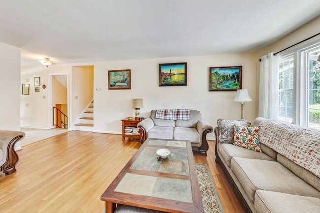 Photo - Nice SF 4bed+ 3 bath / close to Metro