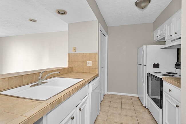 Building Photo - 12500 Melville Dr Unit D-234