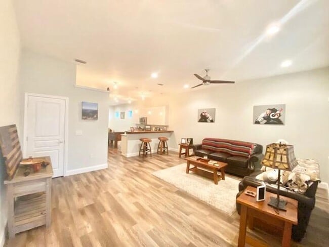 Photo - 210 Pines St