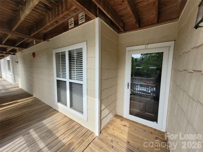 Photo - 940 Jetton St