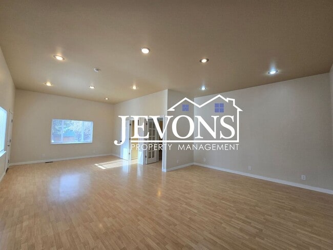 Building Photo - Move-in Special: $500 off your first month’s rent. Cozy 4-bedroom home with a fully equipped kitc...