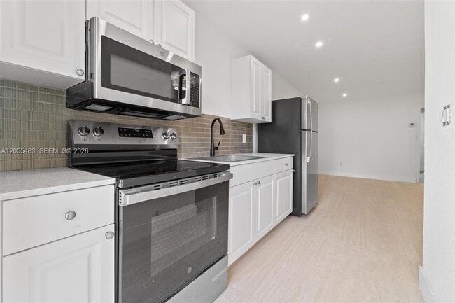 Building Photo - 2440 SW 3rd St Unit 2
