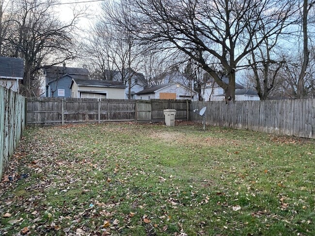 Photo - 2 Bedroom 1 bath with fenced in backyard $1200/mo