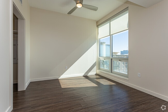 1BR, 1BA - 748SF