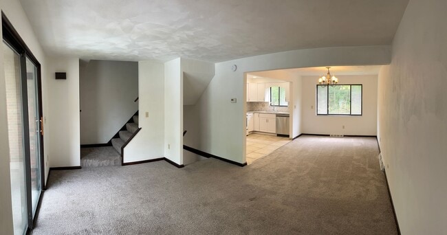 Building Photo - 2 Bedroom Shaler Townhouse with Garage