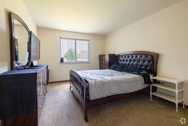 1BR, 1BA - 954SF - Woodstone Village Apartments