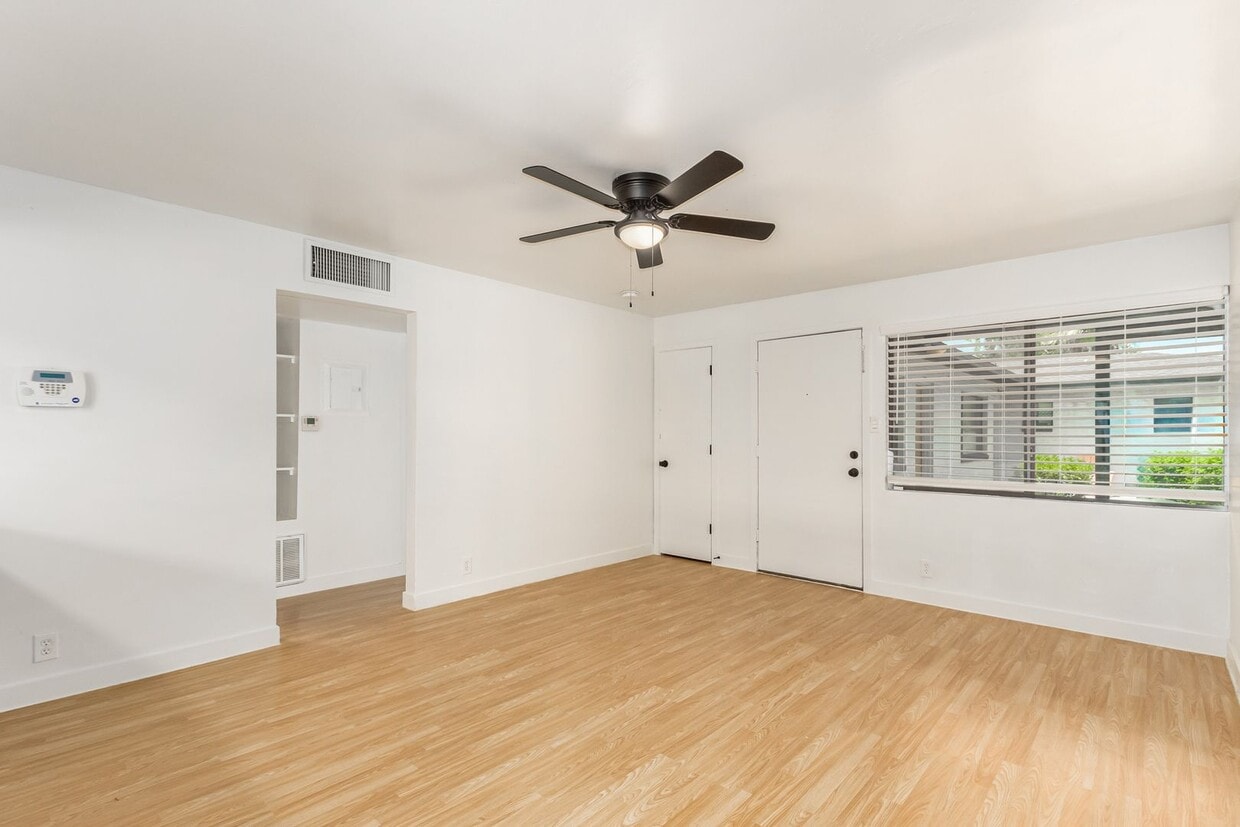 2 Bed | 1 Bath - Updated Ground Floor Unit - 2 Bed | 1 Bath - Updated Ground Floor Unit