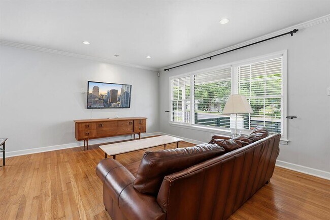Photo - 2635 W 45th St
