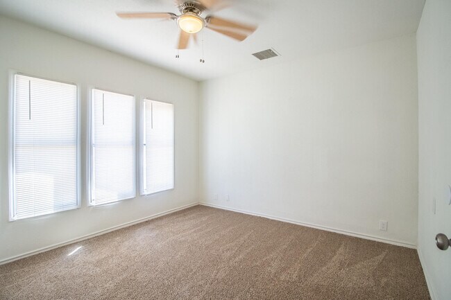 Photo - 950 W Lynn St
