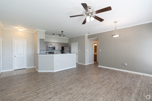 2 habitaciones, 2 baños - 1020 pies cuadrados - Sala de estar - Lakeside 121 Apartments