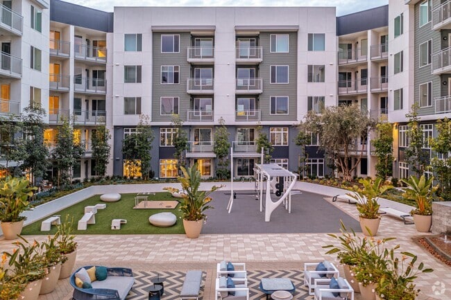 Building Photo - Vive Luxe