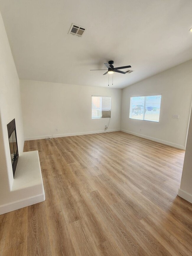 Photo - 3 bedroom 2 bathroom close to shops and public transportation