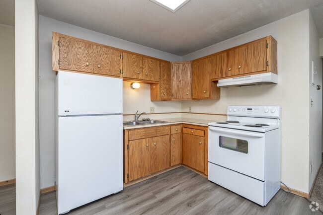 2BR, 1BA - 985SF - Kitchen