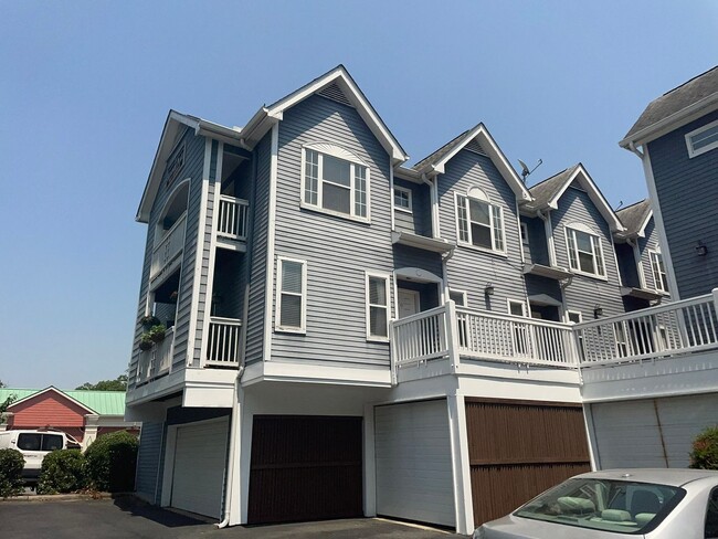 Building Photo - 3-Story Townhome in Historic Fourth Ward – Uptown Living