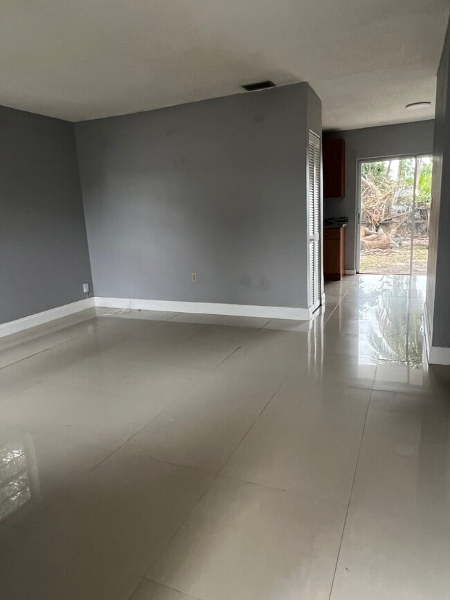 Photo - 147 NE 168th St