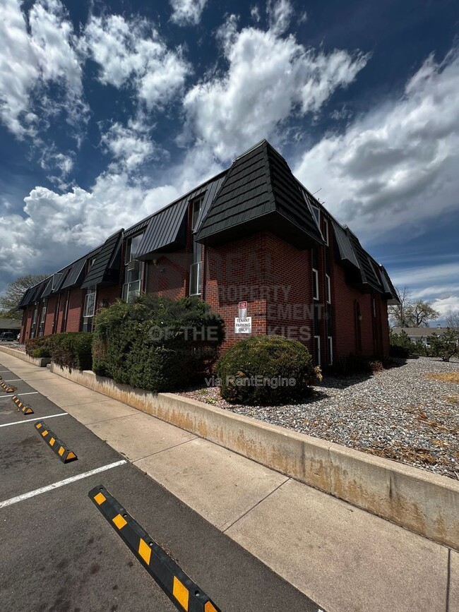 Building Photo - 1005 Robertson St Unit A2