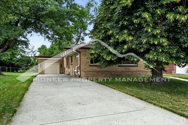 Building Photo - Charming Home with Washer/Dryer and 1 Car ...