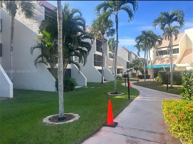 Photo - 303 Racquet Club Rd Unidad 204