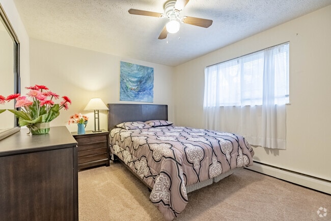 1BR, 1BA - 675SF - Primary Bedroom - Bellevue House Apartments
