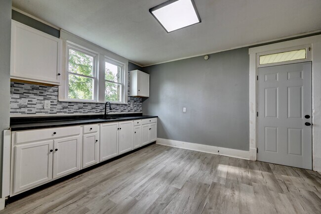 Photo - 1508 18th St NE