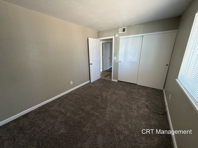 Photo - Spacious 3-Bedroom Condo with In-Unit Laundry – Convenient Aurora Location Unidad 102