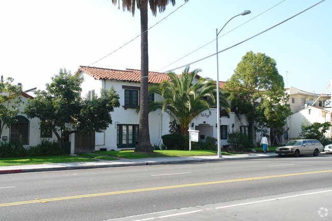 404 E Chevy Chase Dr
