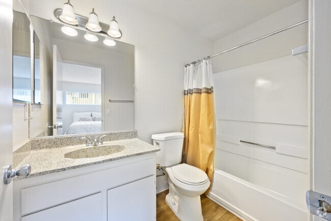 2BR, 2BA - 1100SF - Primary Bathroom