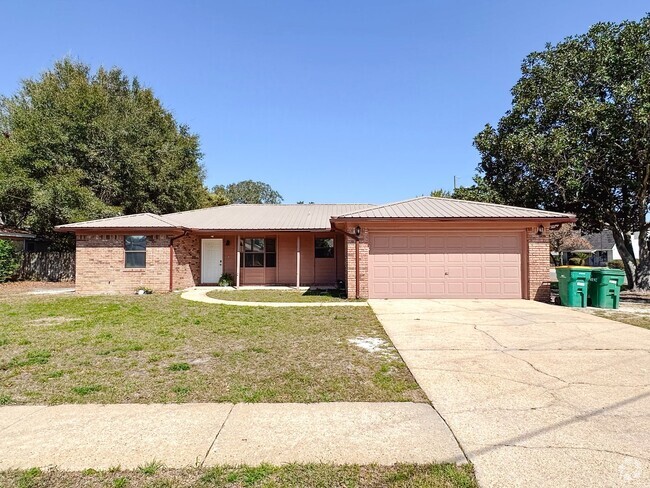 Building Photo - Walk to Destin Elementary from your home w...