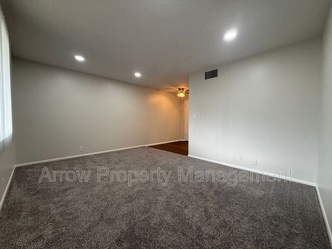 Photo - 2338 Lynn St