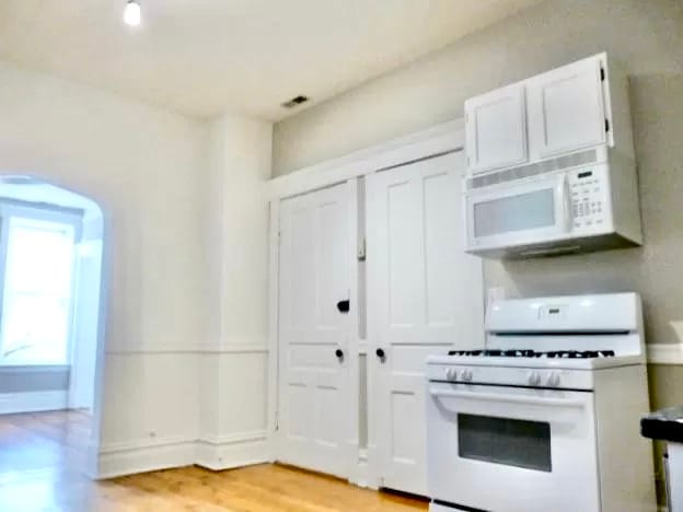 Building Photo - 1535 N Bosworth Ave Unit 3F