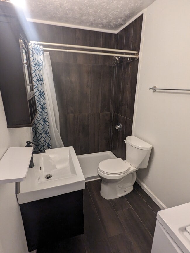 Main floor bathroom - 1075 Raintree Dr Unit Raintree  1