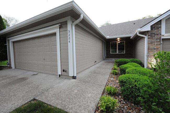 Building Photo - 3204 NW 67th Ct