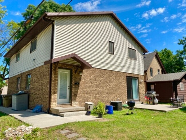 Building Photo - 1327/9 Bowen Ct. Unit 1329 Rental