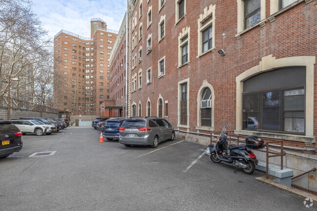 Estacionamiento del edificio - The China Mansion Coop