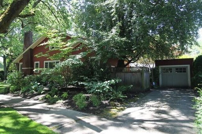 Photo - Lovely 3Bd / 2.5Ba Bungalow in Laurelhurst...