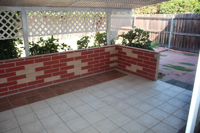 Photo - Frontier Dr. Unidad A