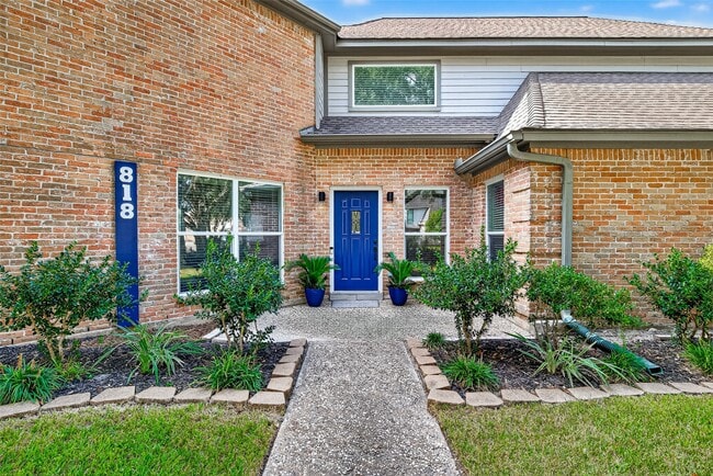 Photo - 818 Silvergate Dr