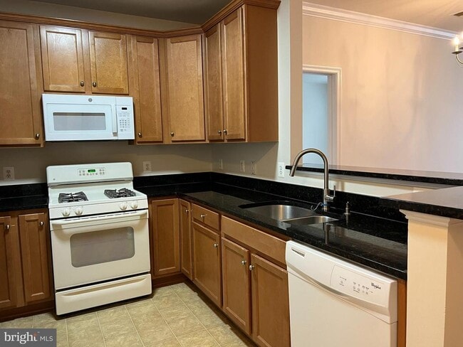 Building Photo - 3840 Lightfoot St Unit 240