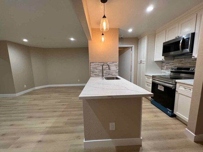 Building Photo - 3183 Wayside Plz Unit 201