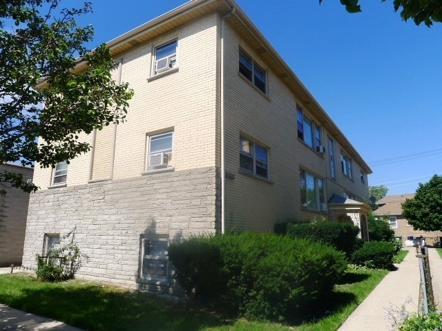 Building Photo - 5838 W Montrose Ave Rental