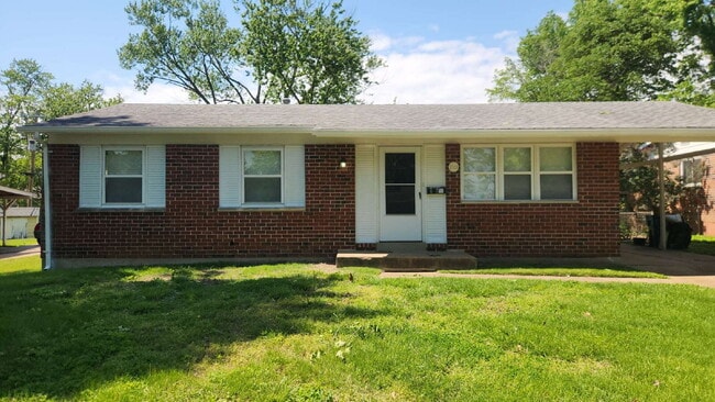 Building Photo - "Charming 3-Bedroom Gem in Hazelwood with Modern Comforts