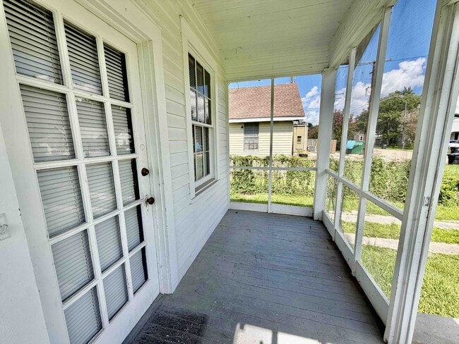 Photo - 2554 Zeeland Ave