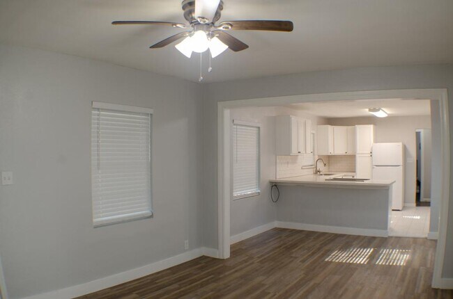 Photo - 105 E Waring St