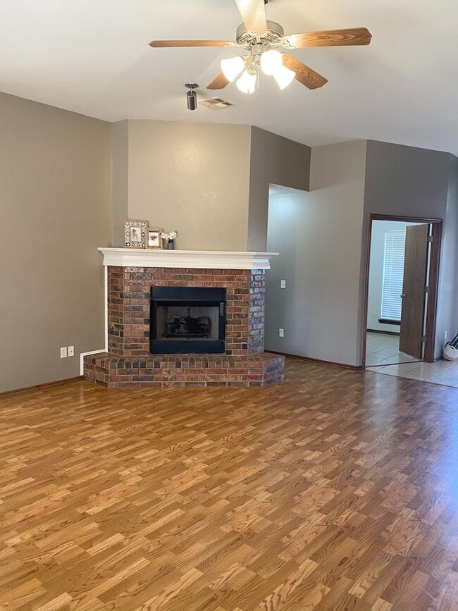 Photo - Beautiful 3 bed, 2 bath Home in East Moore with Bonus Room!